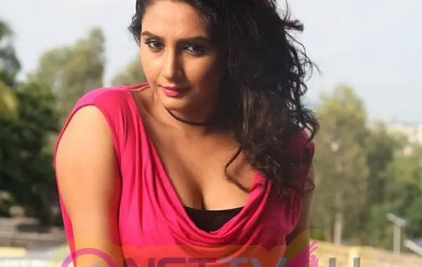 Actress Ragini Dwivedi Hot Glamour Stills Galleries Hd Images