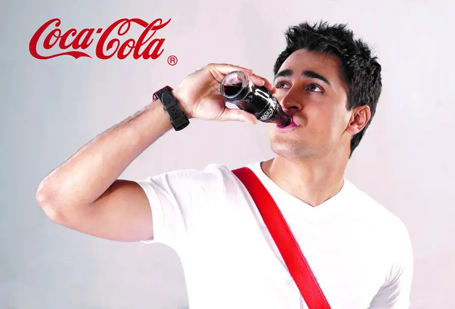 Попей кол. Пьет Кока колу. Парень пьет колу. Знаменитости рекламируют колу. Coca Cola реклама.