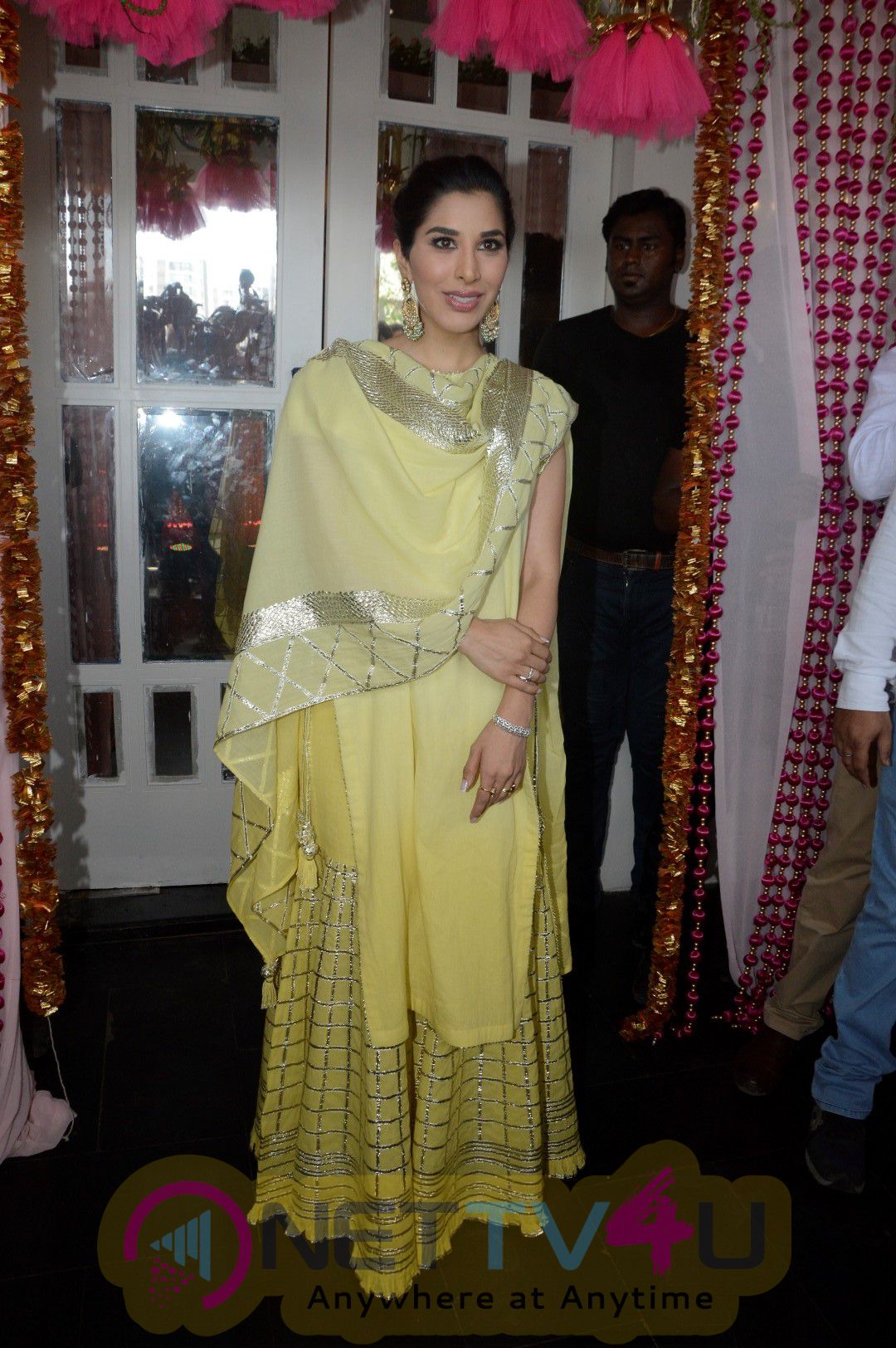  Bollywood Actresses Shilpa Shetty  Sophie Choudry & Others At Bipasha Basu Mehndi Ceremony Attractive Photos Hindi Gallery