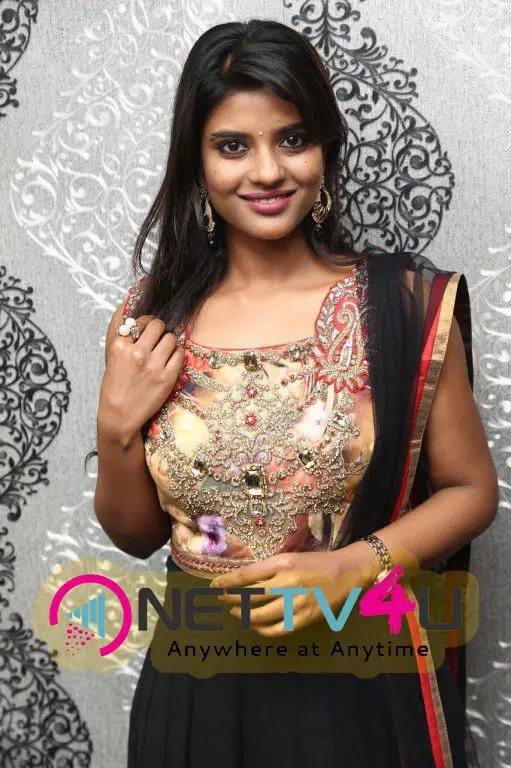 Photos Of Actress Aishwarya Rajesh At 56 Essensuals Salon Launch ...