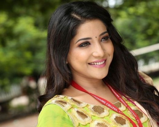 Sakshi Agarwal Feels Blessed To Play With Superstar!