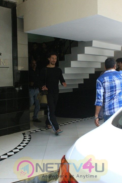 Actor Tiger Shroff Came To Pandra Photo  Hindi Gallery
