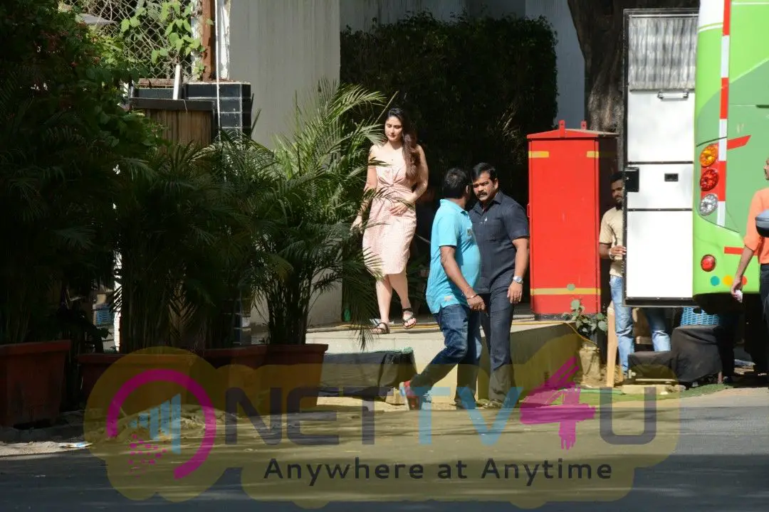 Saif Ali Khan And Kareena Kapoor Khan Shooting Spot Images   Hindi Gallery