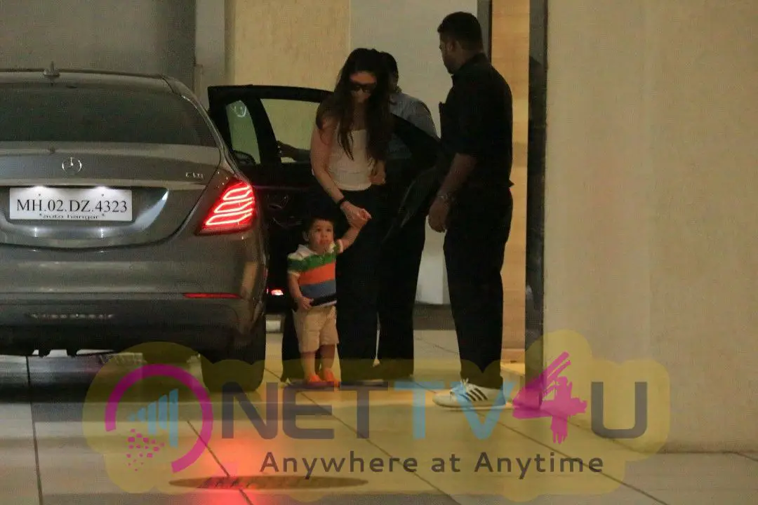 Taimur Ali Khan And Kareena Kapoor Came To Nani Home Hindi Gallery