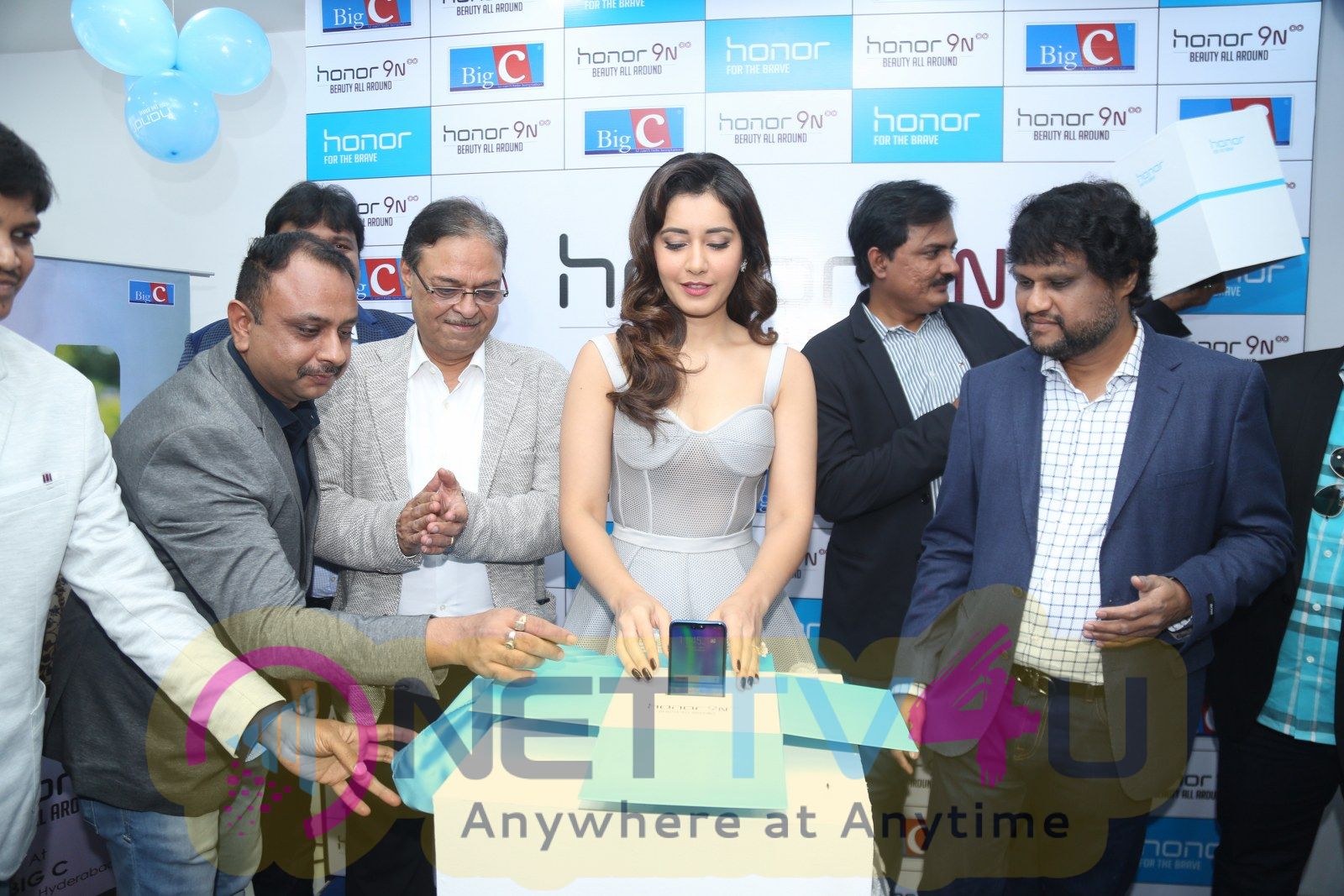 Actress Raashi Khanna Launches Honor Mobile At Big C Pics Telugu Gallery