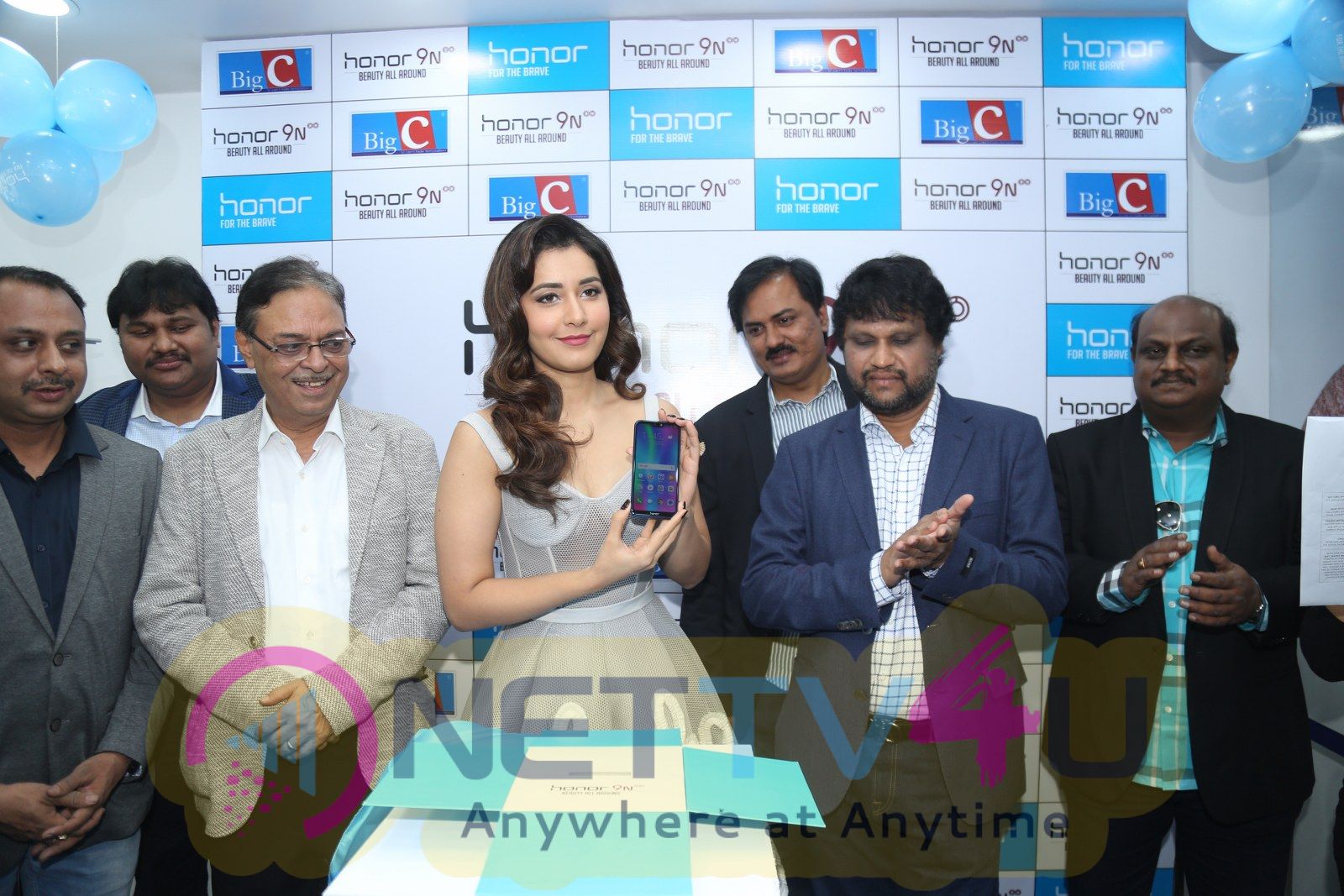 Actress Raashi Khanna Launches Honor Mobile At Big C Pics Telugu Gallery