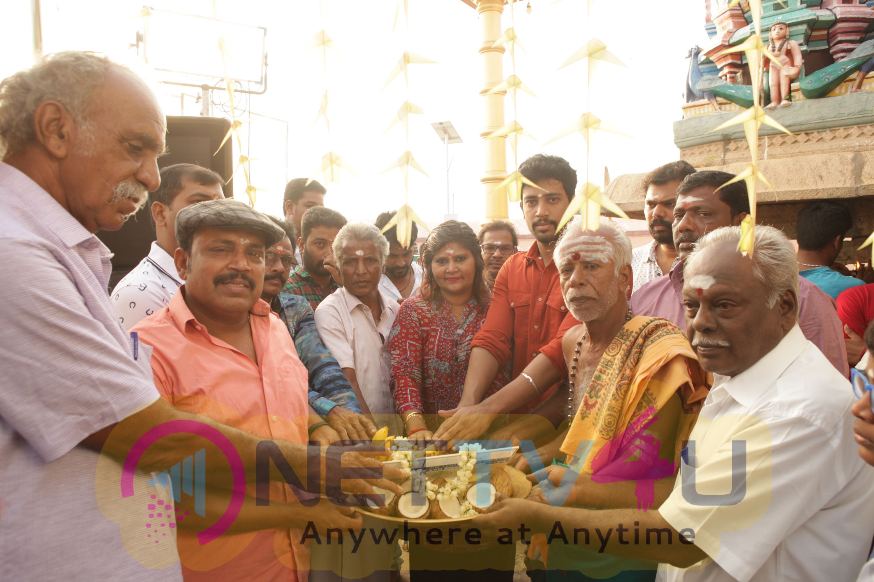 Ulagam Vilaiku Varudhu Movie Stills Tamil Gallery