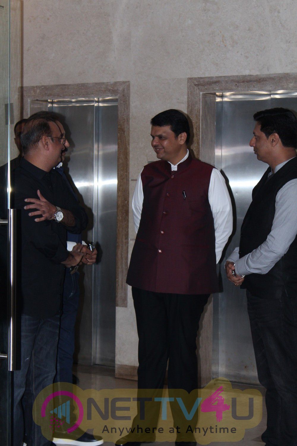  Madhur Bhandarkar Host House Warming Party To CM Devendra Fadnavis Images Hindi Gallery