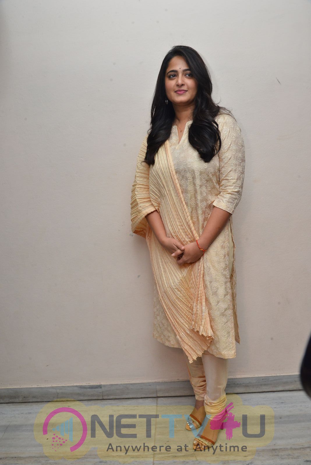Actress Anushka Shetty Angelic Stills Tamil Gallery
