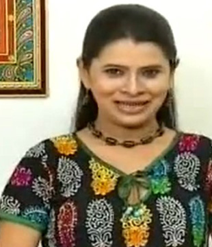 Gujarati Host Falguni Mahedia