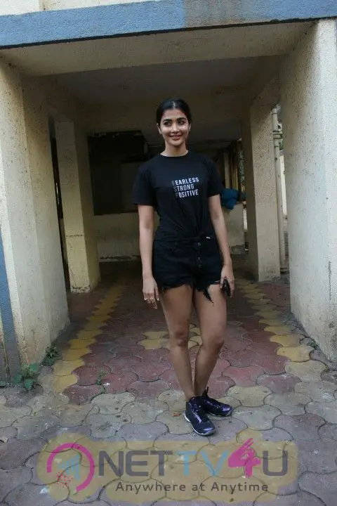 Pooja Hegdem Came To Her Apartment Hindi Gallery