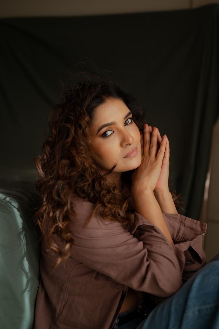Vani Bhojan's Latest Photoshoot Tamil Gallery