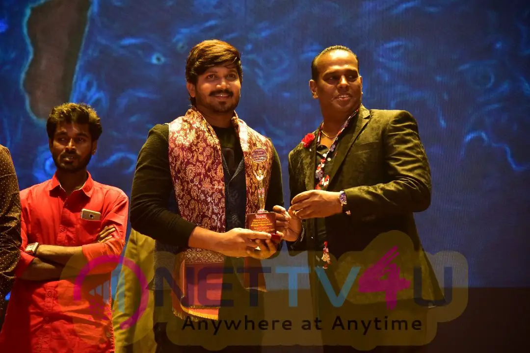 Actor Abi Saravanan Getting Mannin Mainthan & Inspirational youth 2017 Award Tamil Gallery
