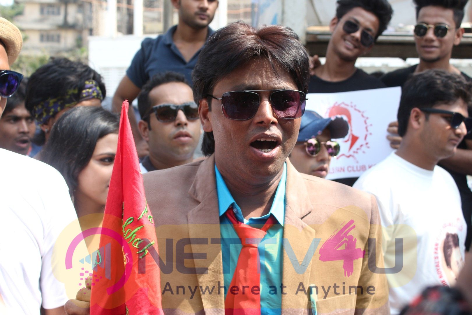 Shahrukh Khan Fans Go Crazy Outside Mannat  Images Hindi Gallery