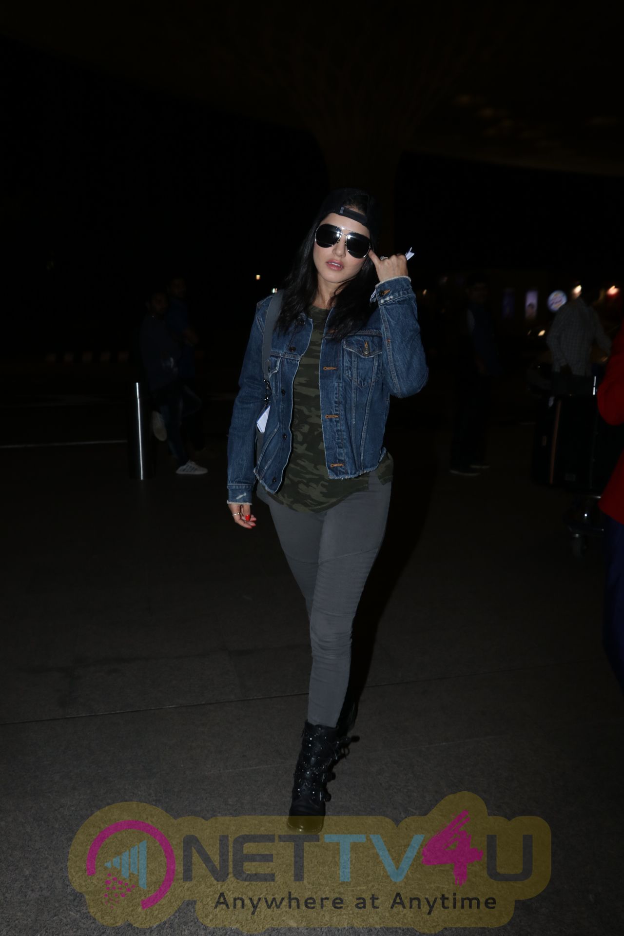 Sunny Leone Spotted At Airport Pics Hindi Gallery