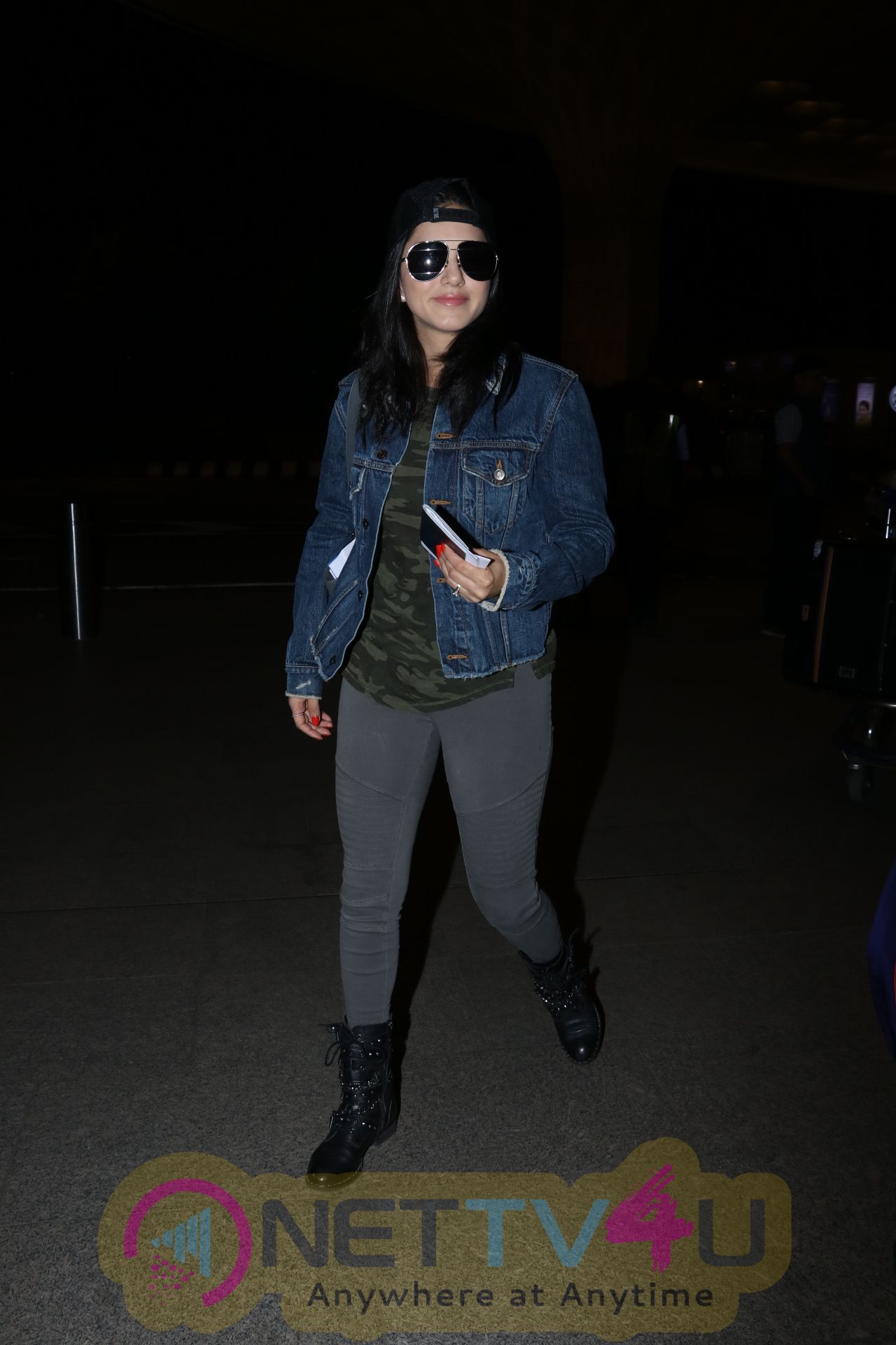 Sunny Leone Spotted At Airport Pics Hindi Gallery