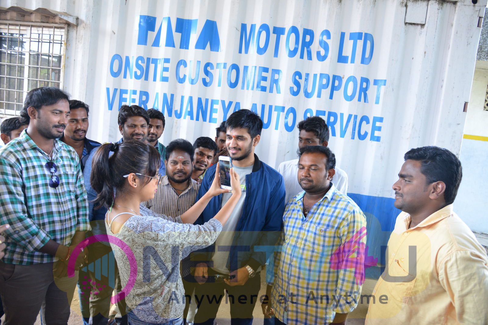 Ekkadiki Pothavu Chinnavada Team Success Tour At Hanuman Junction Temple Photos Telugu Gallery