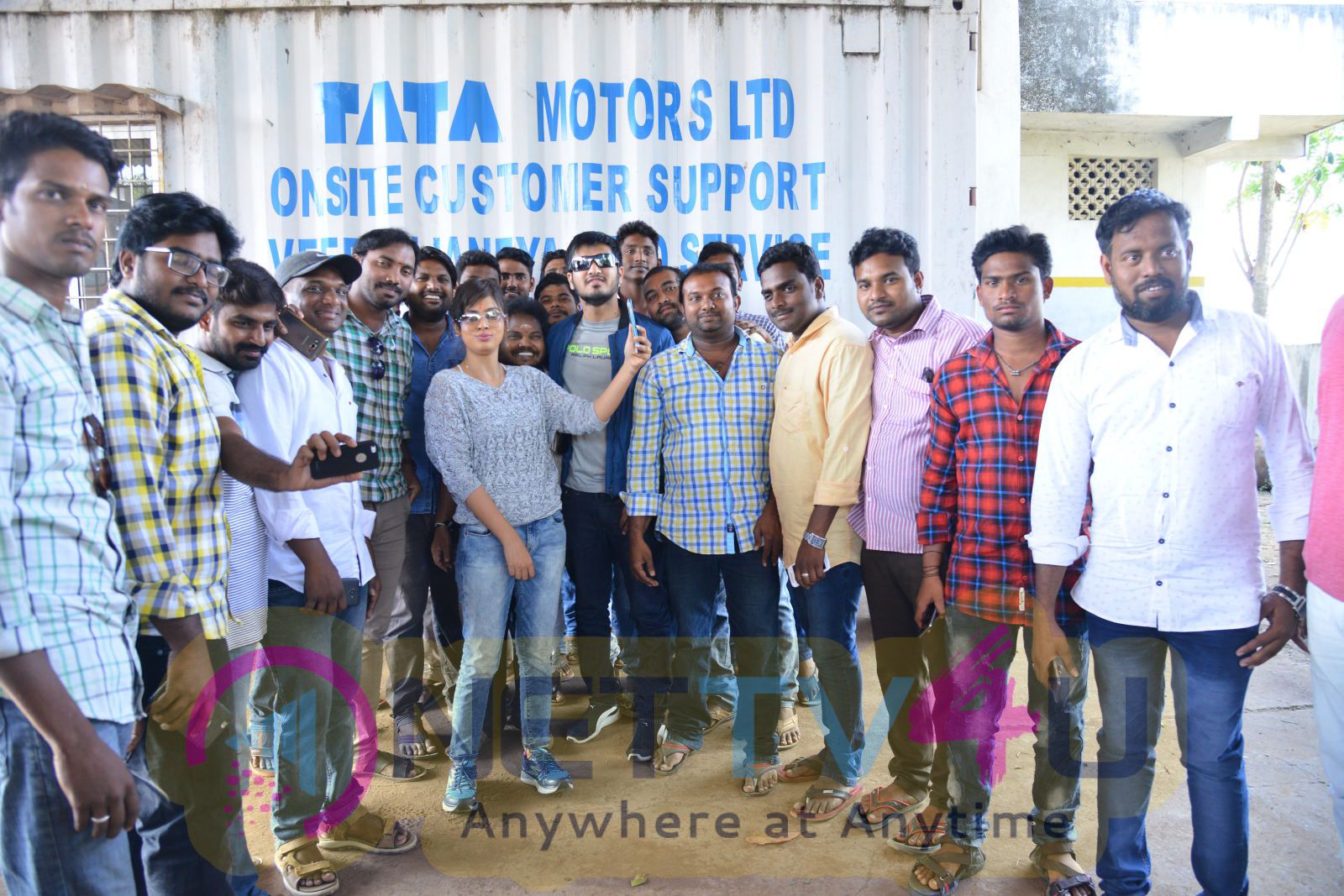 Ekkadiki Pothavu Chinnavada Team Success Tour At Hanuman Junction Temple Photos Telugu Gallery