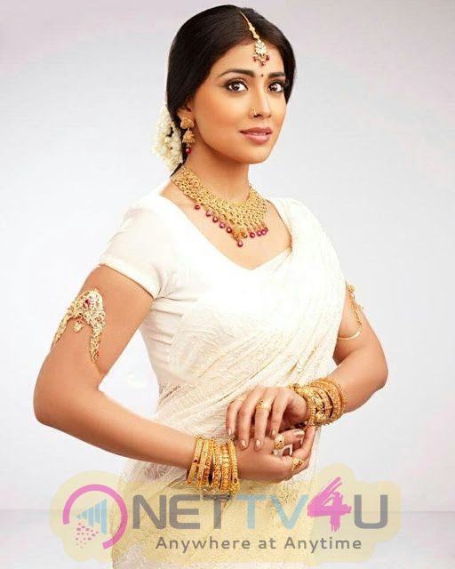  Actress Shriya Saran Traditional Stunning  Saree Photos Telugu Gallery