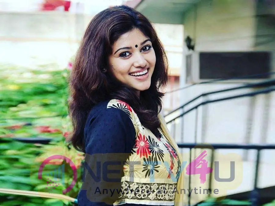 Actress Oviya Cute Images Tamil Gallery