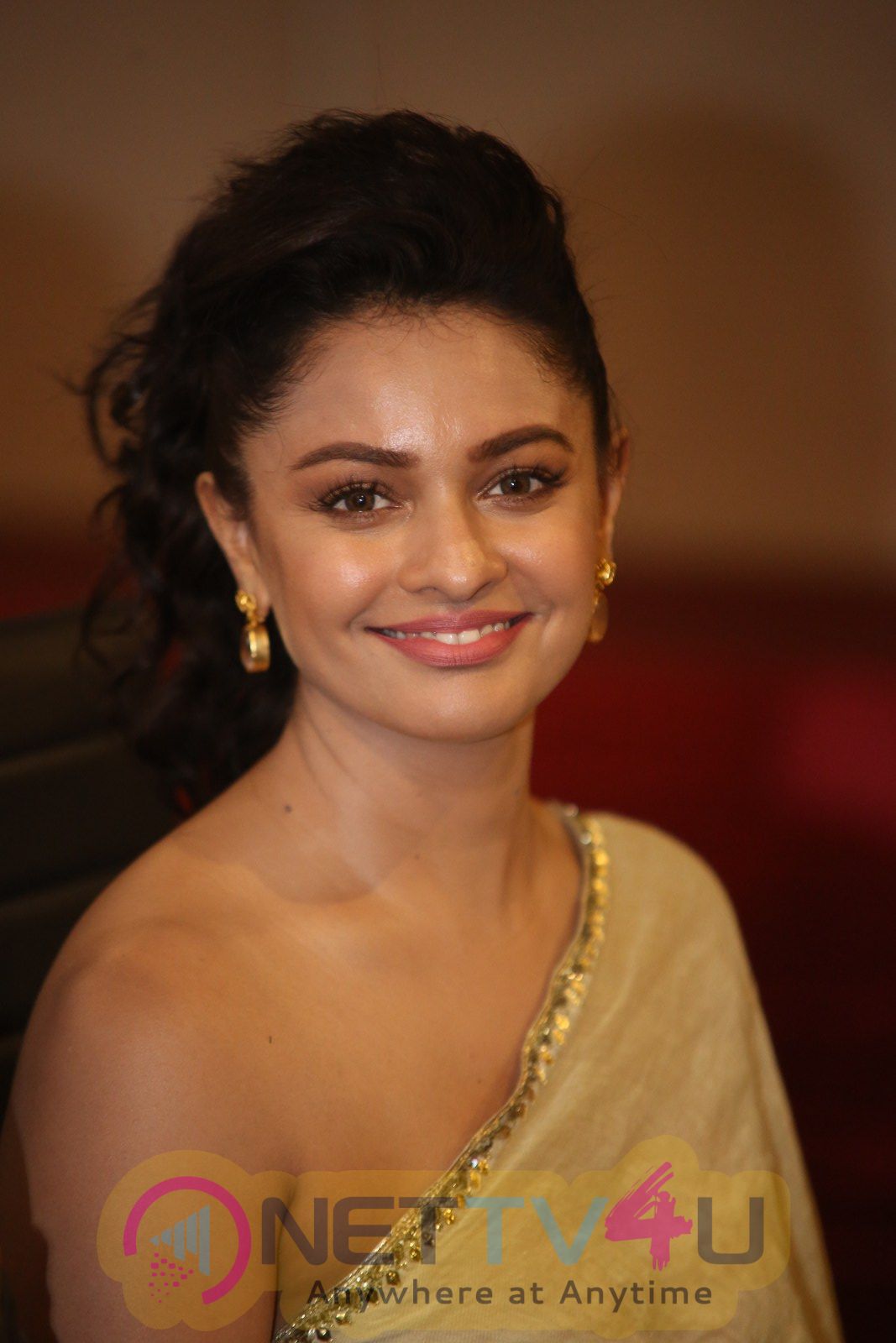  Actress Pooja Kumar Romantic Photos Telugu Gallery