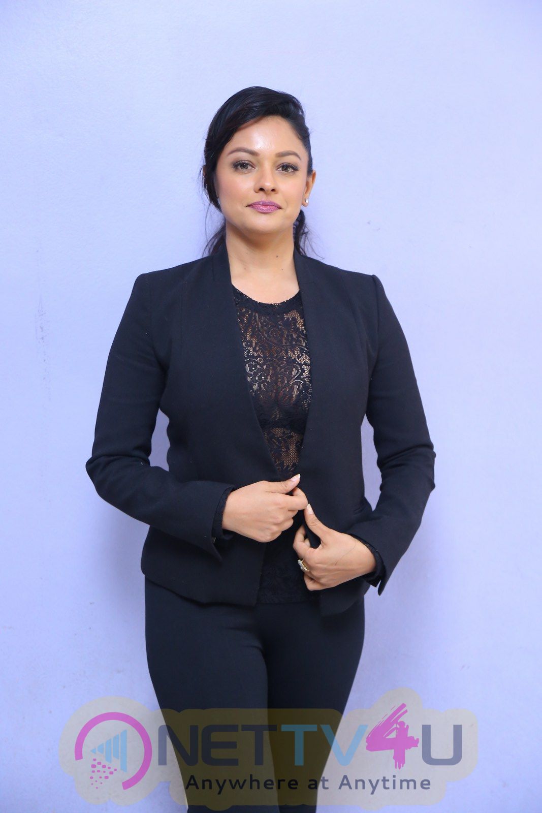  Actress Pooja Kumar Romantic Photos Telugu Gallery