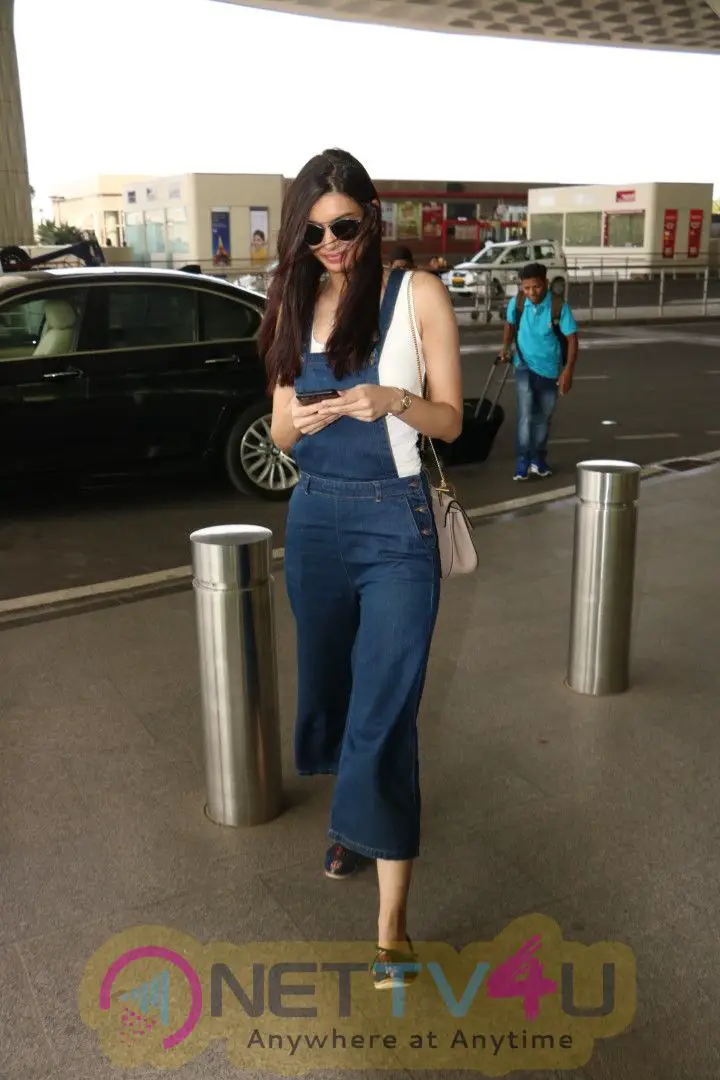Diana Penty Spotted At Airport Images Hindi Gallery