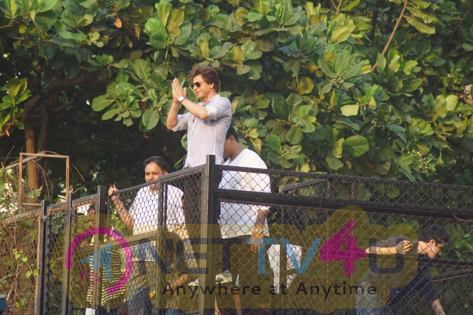 Shah Rukh Khan 52nd Birthday Celebrates With Fans Images Hindi Gallery