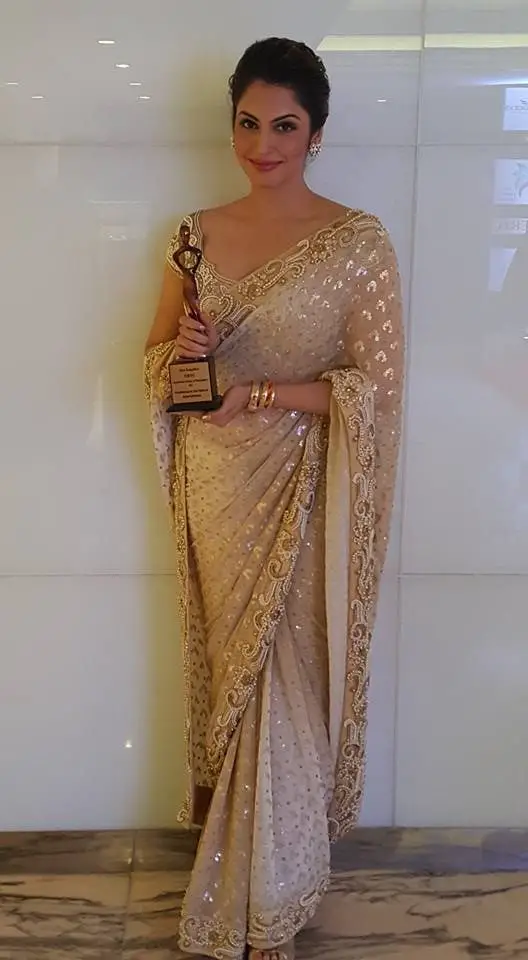 Actress Isha Koppikar Lovely Stills Hindi Gallery