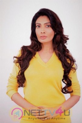 Actress Surabhi Prabhu Hot Images Telugu Gallery