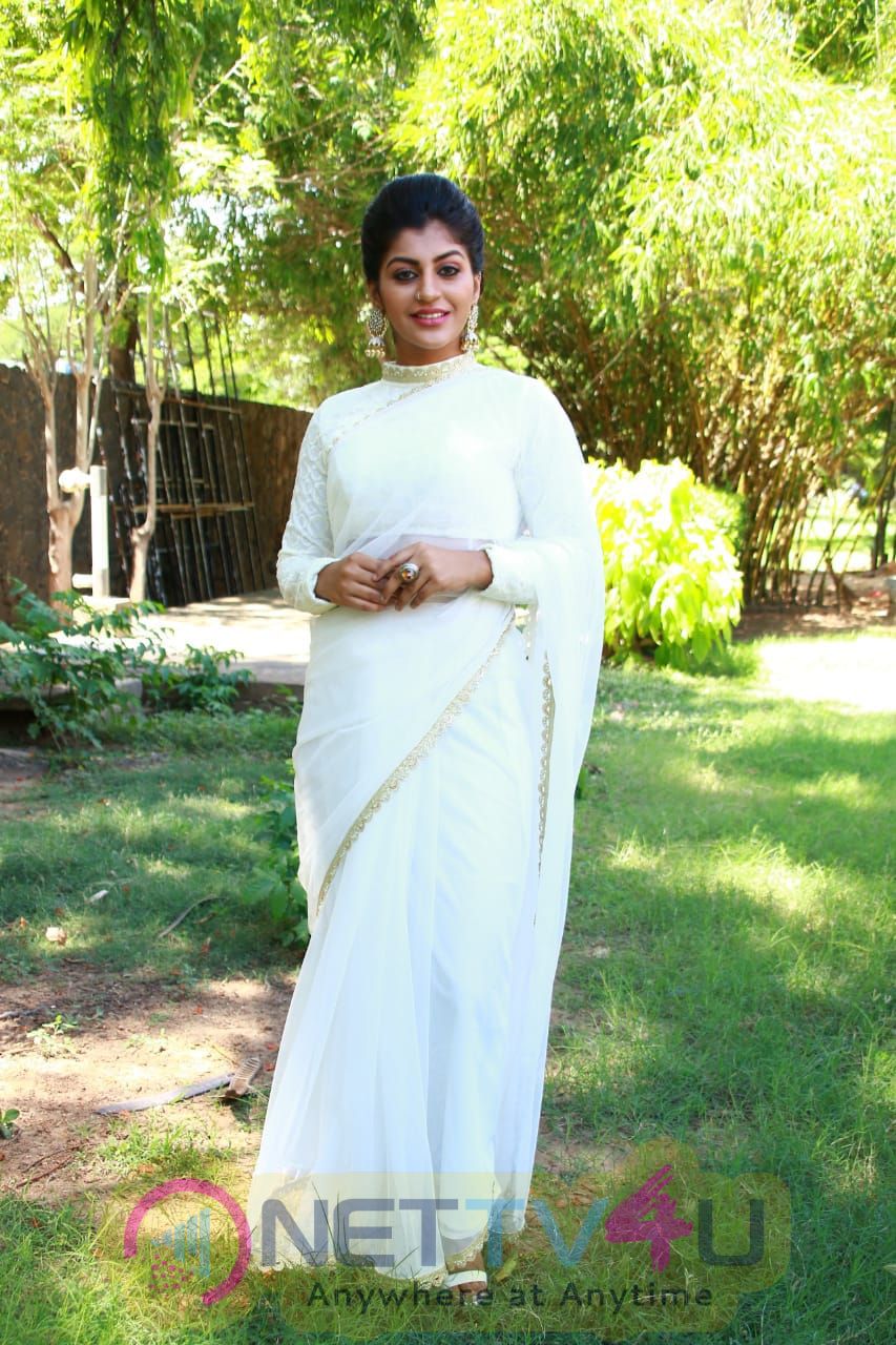 Actress Yashika Aannand Romantic Pics Tamil Gallery