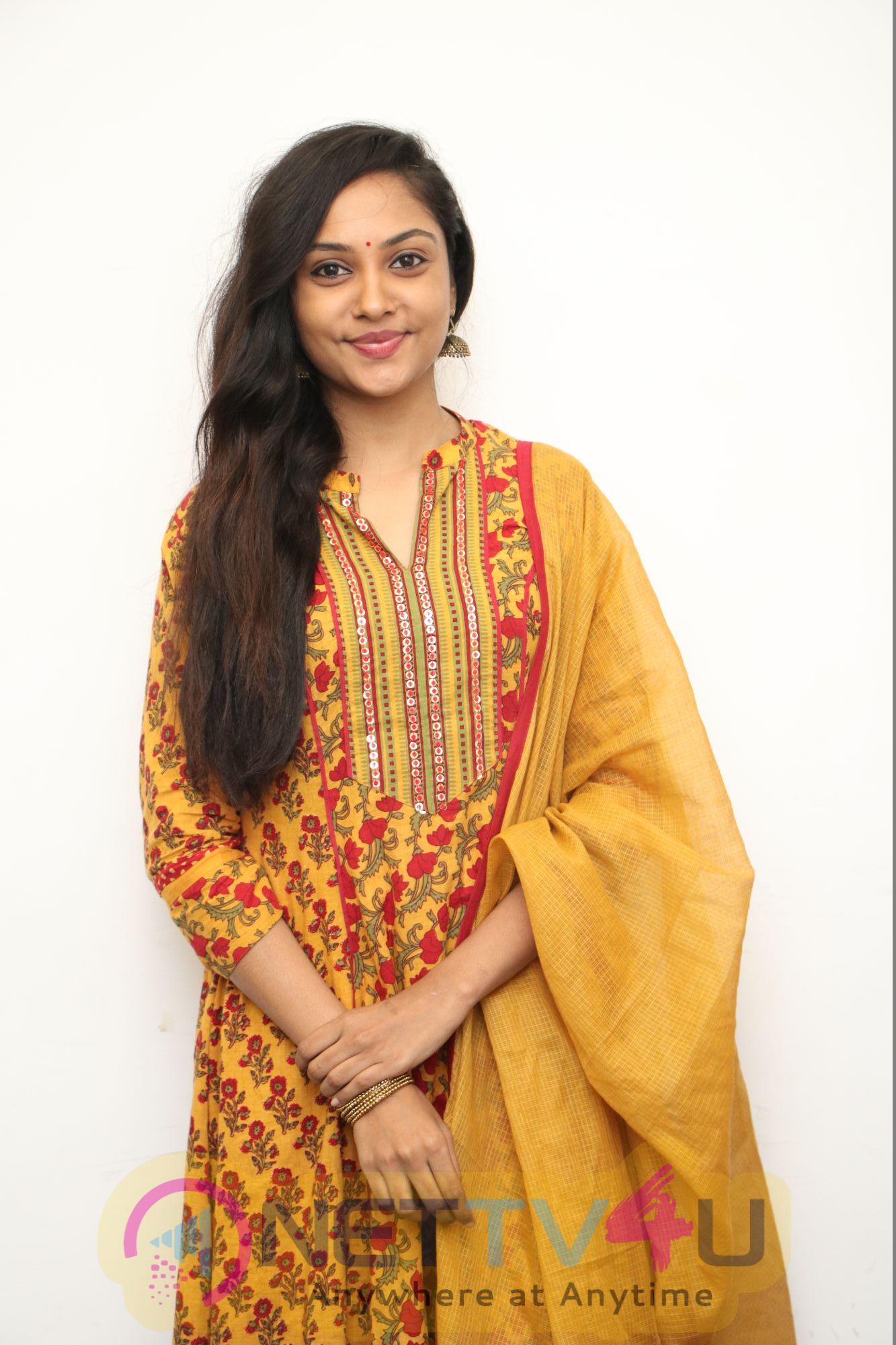 Actress Smruthi Venkat New Looking Pics Tamil Gallery