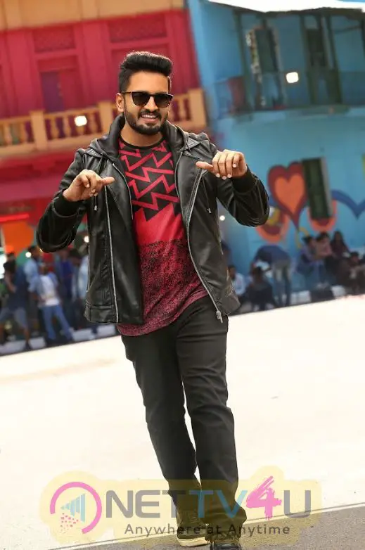 Actor Santhanam Handsome Looks Tamil Gallery