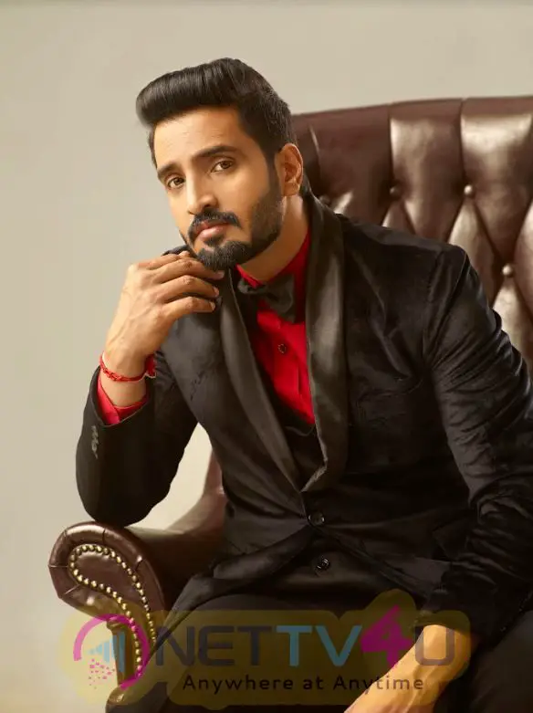 Actor Santhanam Handsome Looks Tamil Gallery