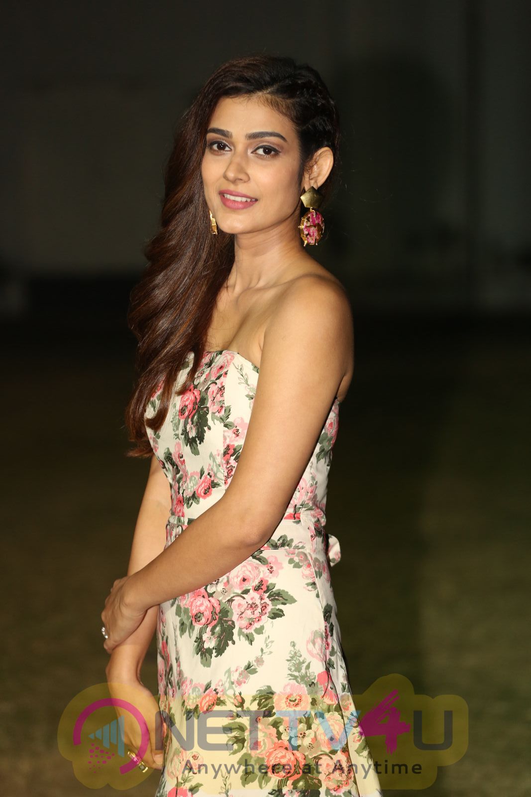 Actress Aakanksha Singh Attractive Images Telugu Gallery