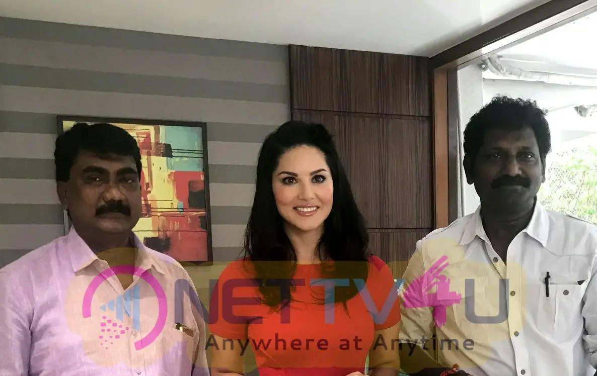 Actress Sunny Leone Straight Tamil Film Direction By V C Vadivudaiyan Press Release Still Tamil Gallery