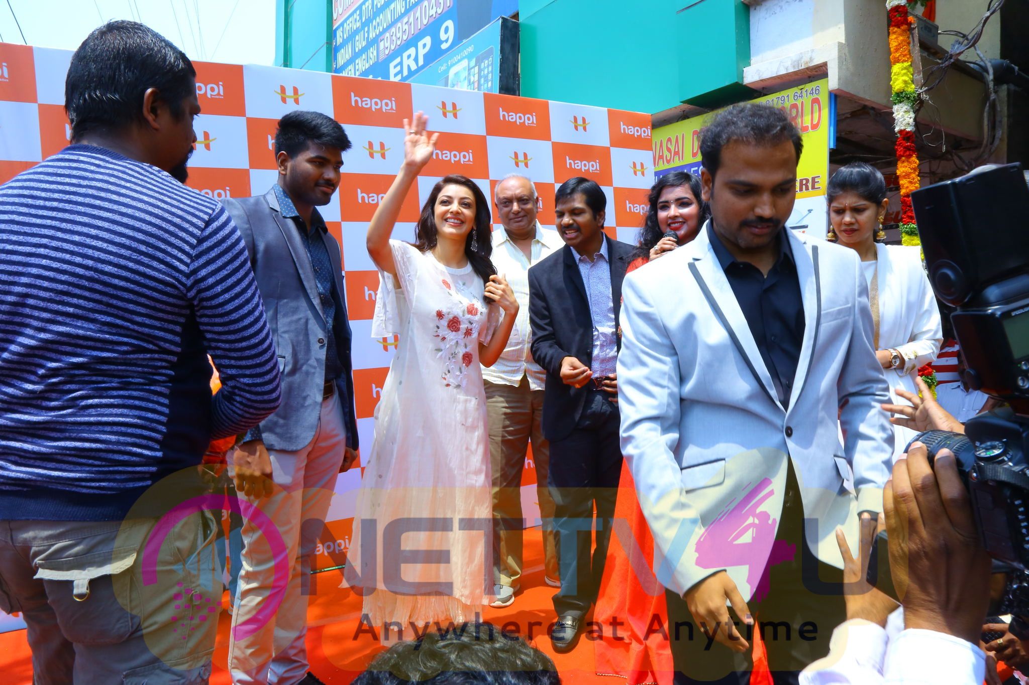 Kajal Agarwal Launches Happi Mobiles At Karimnagar Photos Telugu Gallery