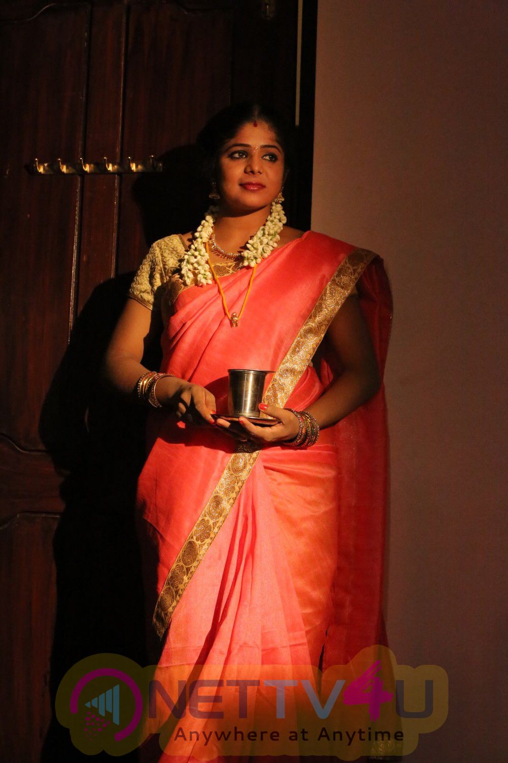 Paarka Thonuthe Movie New Looking Stills Tamil Gallery