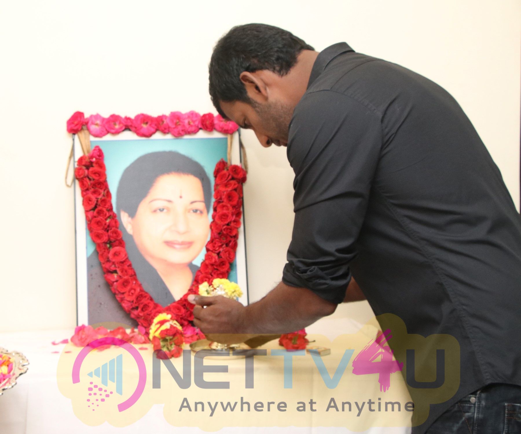 Actor Vishal Paying His Respects To Amma Jayalalitha Images Tamil Gallery
