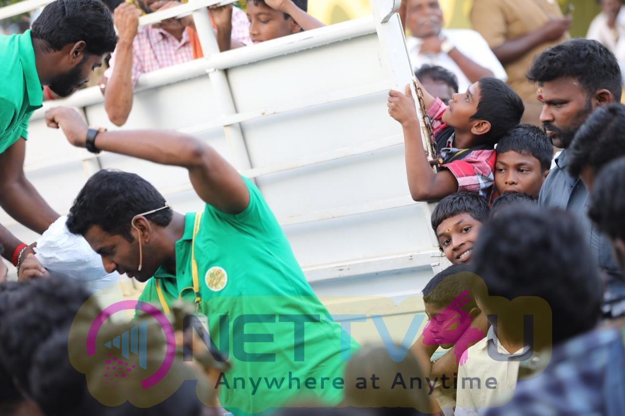 Actor Vishal Helps To Gaja Affected Delta Peoples Images Tamil Gallery