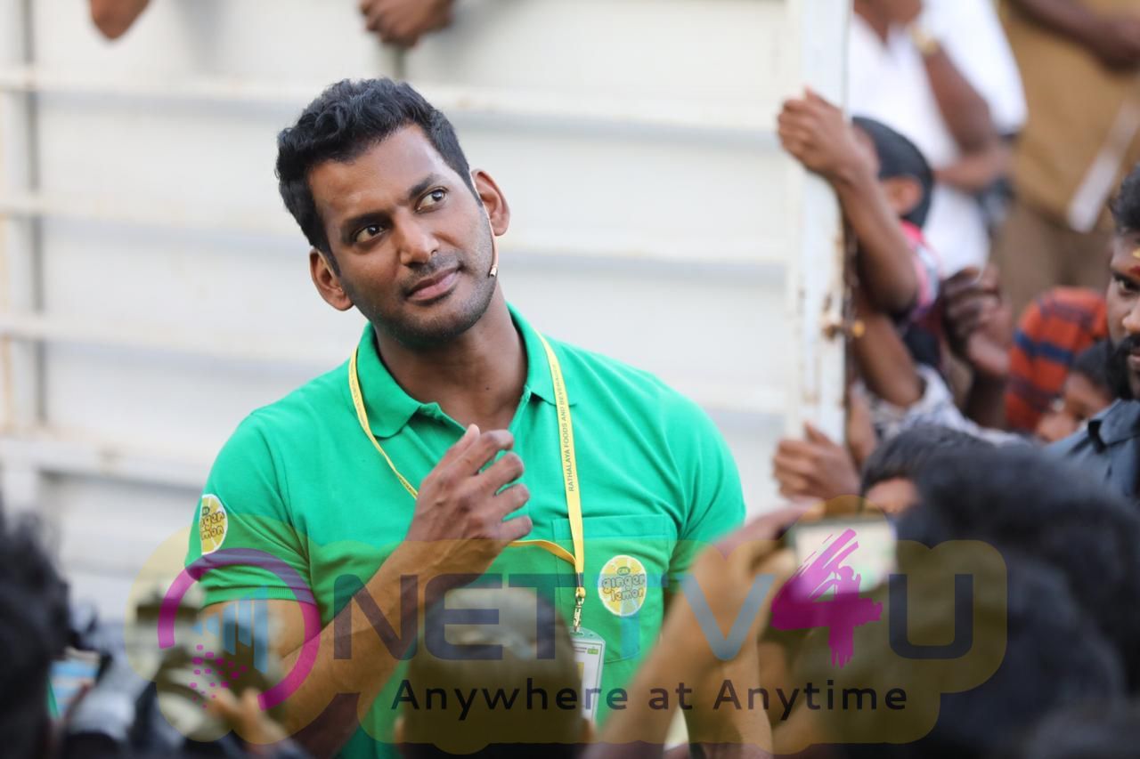 Actor Vishal Helps To Gaja Affected Delta Peoples Images Tamil Gallery