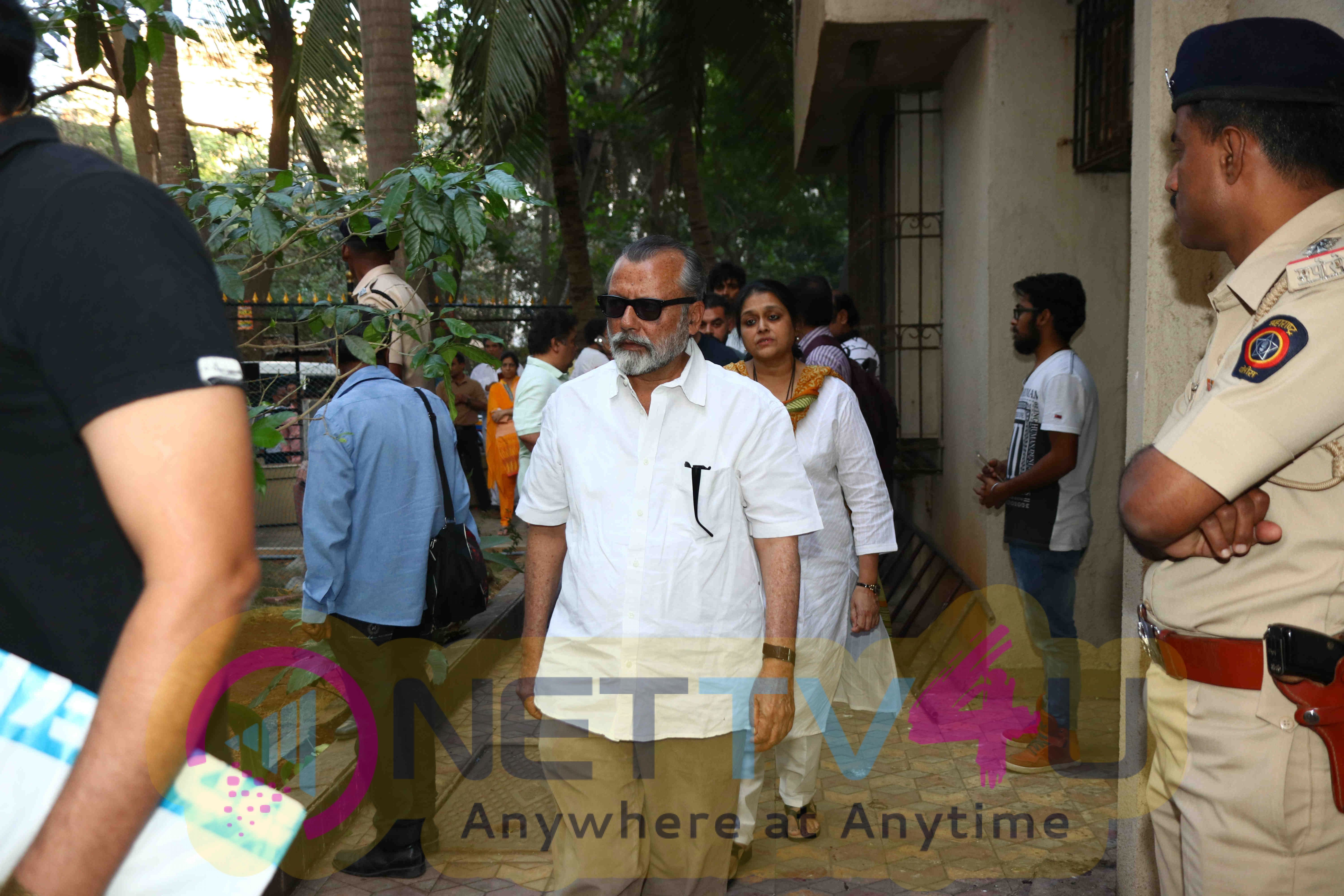 Many Celebs At Visit Funeral Of Om Puri Hindi Gallery