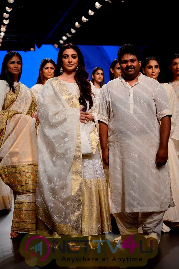 Tabu On Ramp For Gaurang Shah At Lakme Fashion Week Photos Hindi Gallery