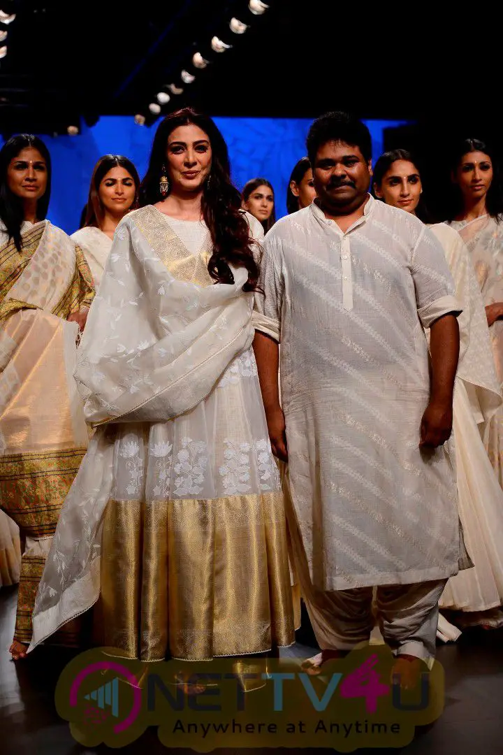 Tabu On Ramp For Gaurang Shah At Lakme Fashion Week Photos Hindi Gallery