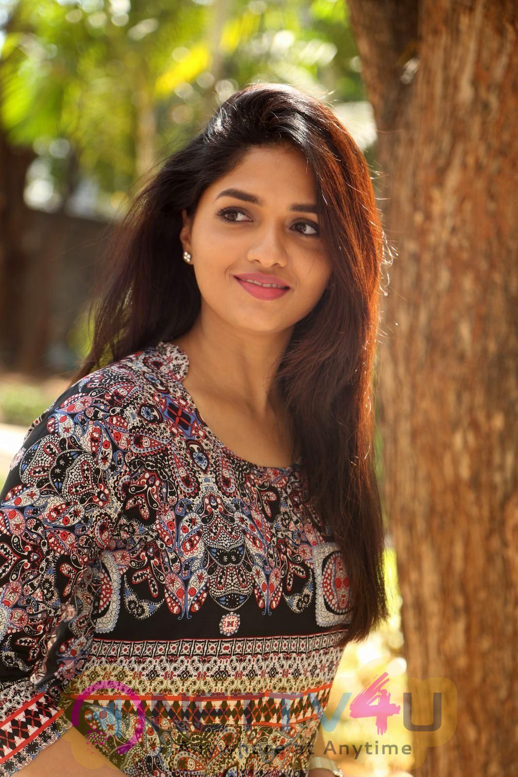 Actress Sunaina New Gorgeous Photos Telugu Gallery