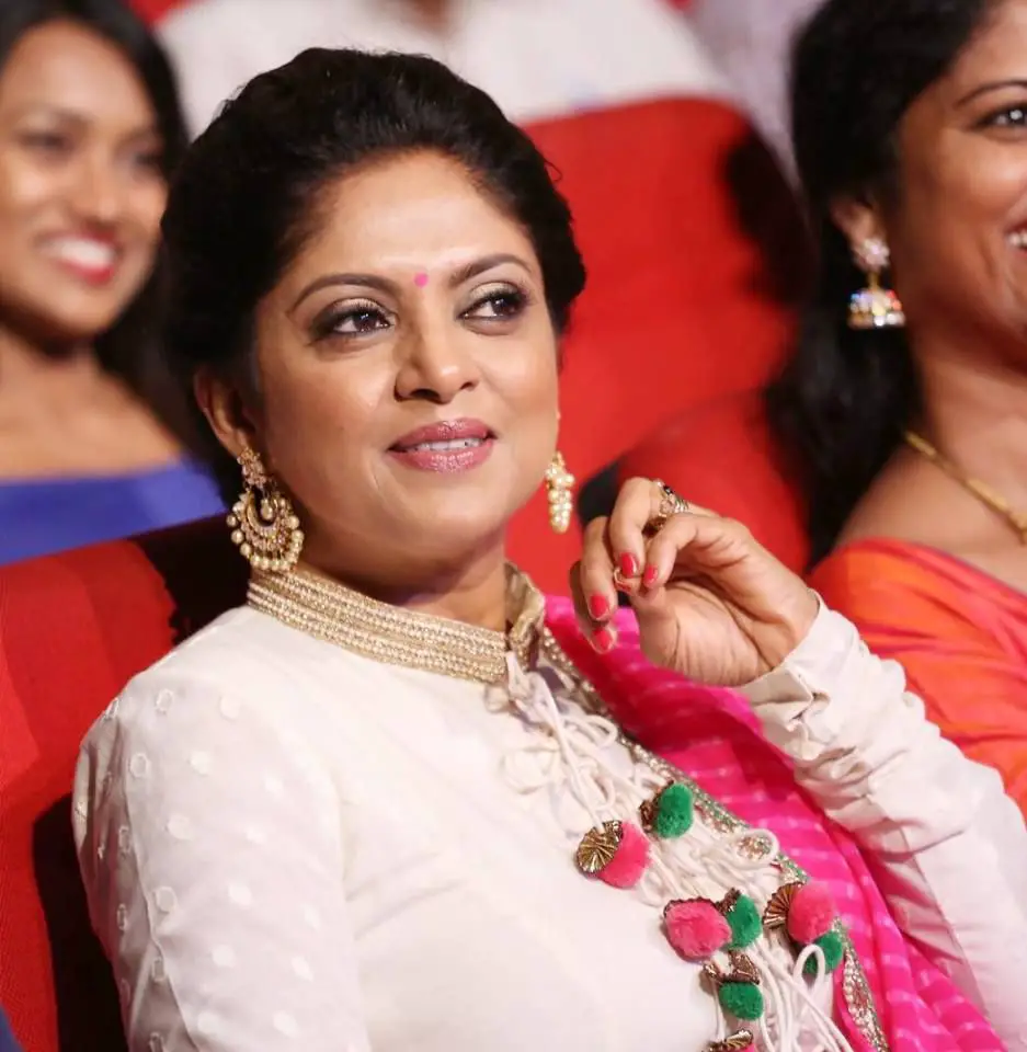 Actress Nadhiya Adorable Stills Tamil Gallery