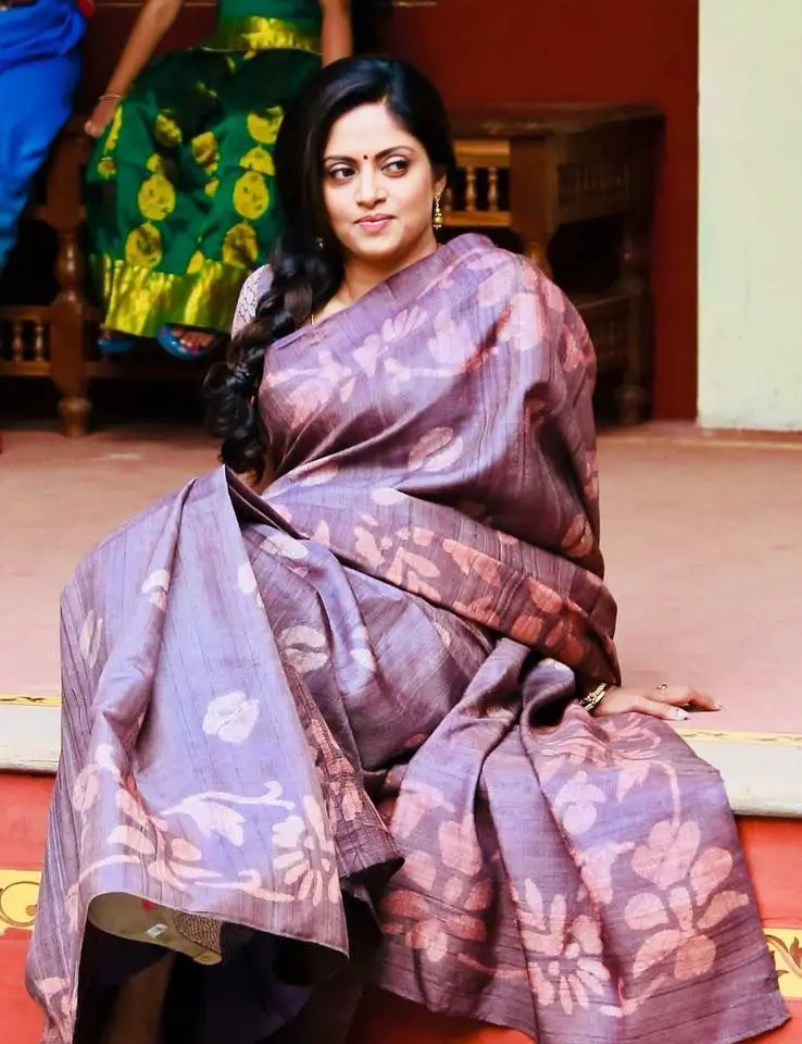 Actress Nadhiya Adorable Stills Tamil Gallery