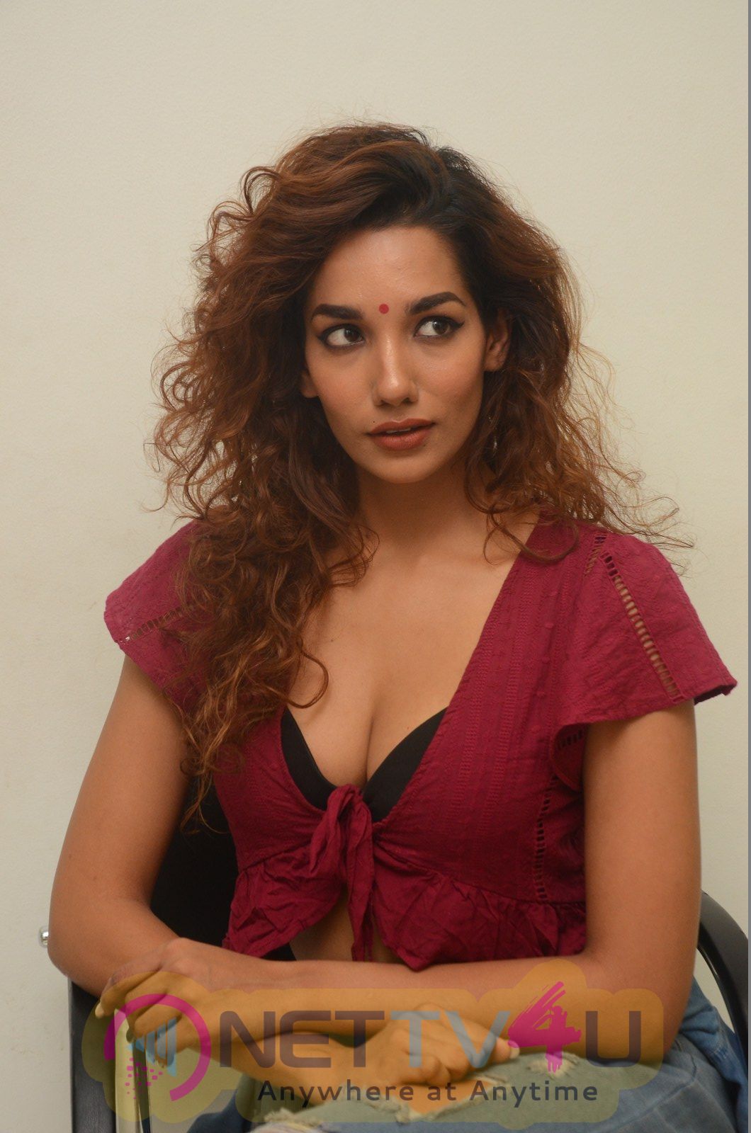 Actress Aditi Tiwari Sexy Stills Telugu Gallery