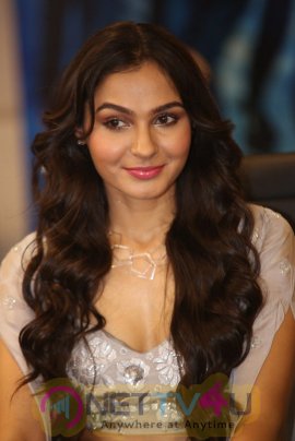 Actress Andrea Jeremiah Good Looking Photos Tamil Gallery
