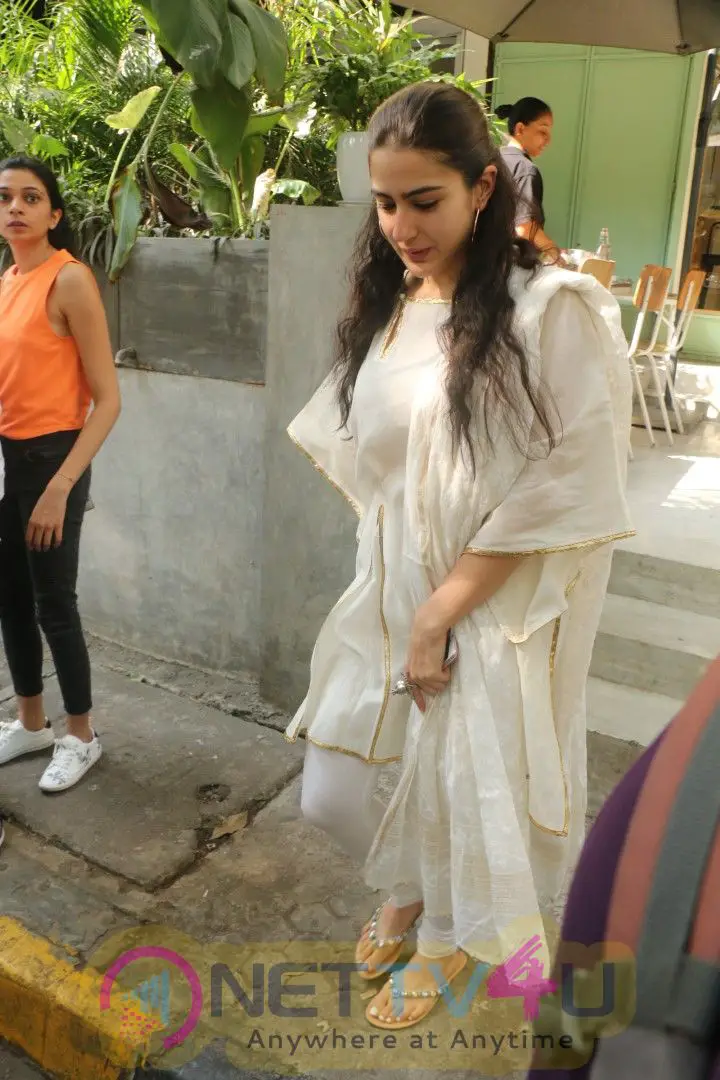  Sara Ali Khan Spotted At Kitchen Garden, Bandra Party Photos Hindi Gallery